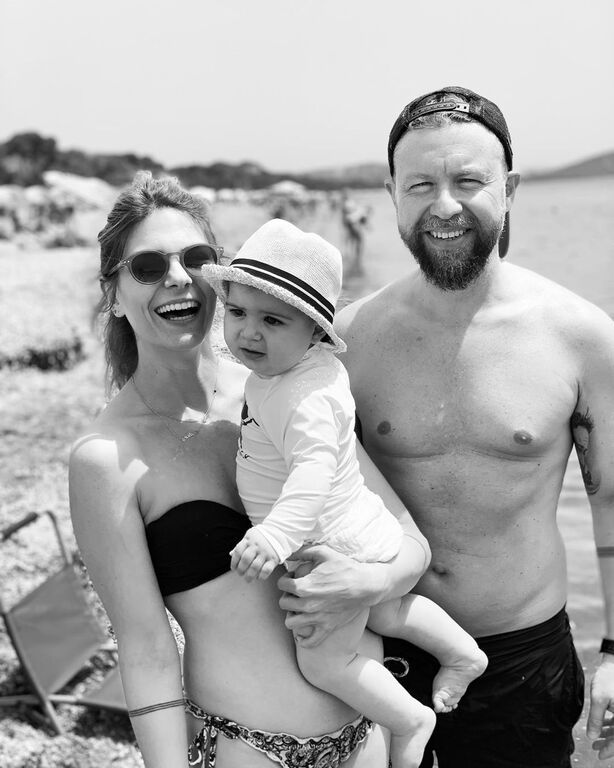 Νατάσα Σκαφίδα: Το πρώτο μπάνιο του γιου της στη θάλασσα - Δείτε στιλ ο μικρός (pics) 