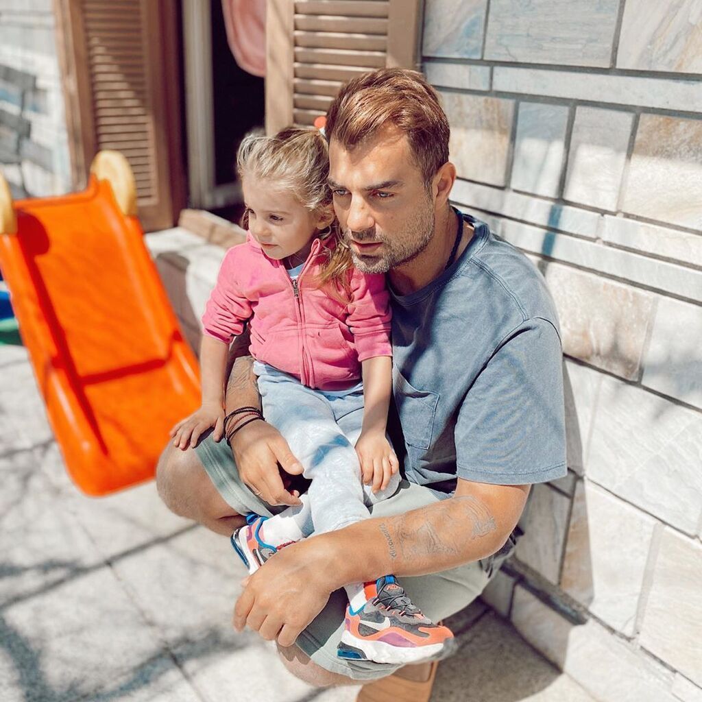 Ο Στέλιος Χανταμπάκης είναι ένας ακόμα από τους διάσημους γονείς που σήμερα γιορτάζει η κόρη του, η χαριτωμένη Μαλένα. Νωρίτερα, ο διάσημος μπαμπάς ανέβασε αυτή τη φωτογραφία, σχολιάζοντας "Κωνσταντίνου και Ελένης σήμερα!!! Χρόνια πολλά σε όλους εσάς που 