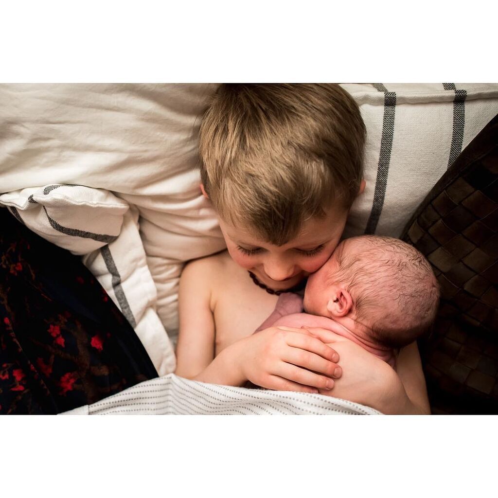 Παιδιά συναντάνε για πρώτη φορά τα νεογέννητα αδερφάκια τους - Δείτε υπέροχες φωτογραφίες (pics)