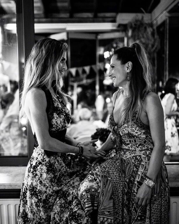 Η Ντορέττα Παπαδημητρίου ποζάρει με την κούκλα αδερφή της (pics)