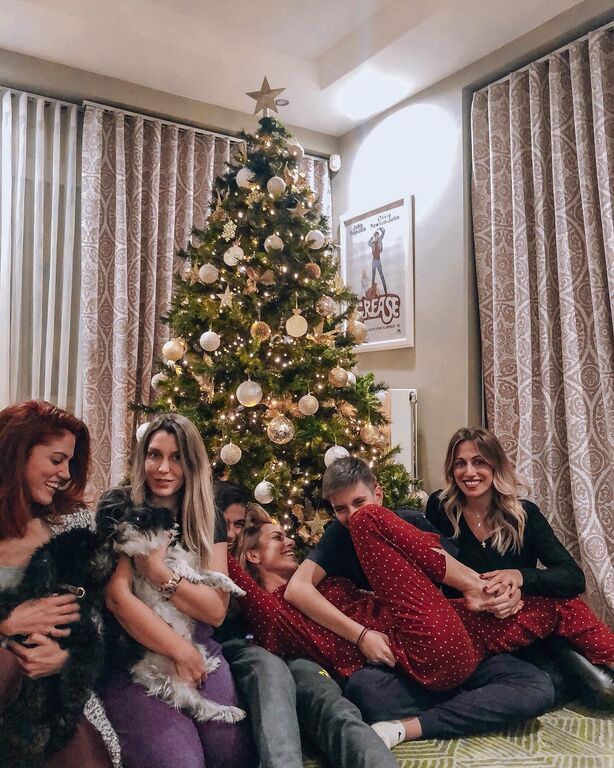 Η Ντορέττα Παπαδημητρίου ποζάρει με την κούκλα αδερφή της (pics)