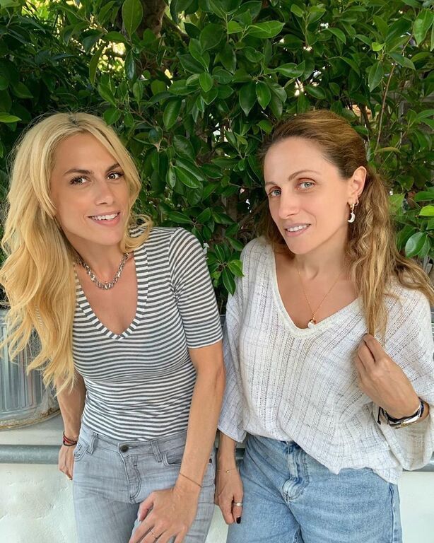 Η Ντορέττα Παπαδημητρίου ποζάρει με την κούκλα αδερφή της (pics)