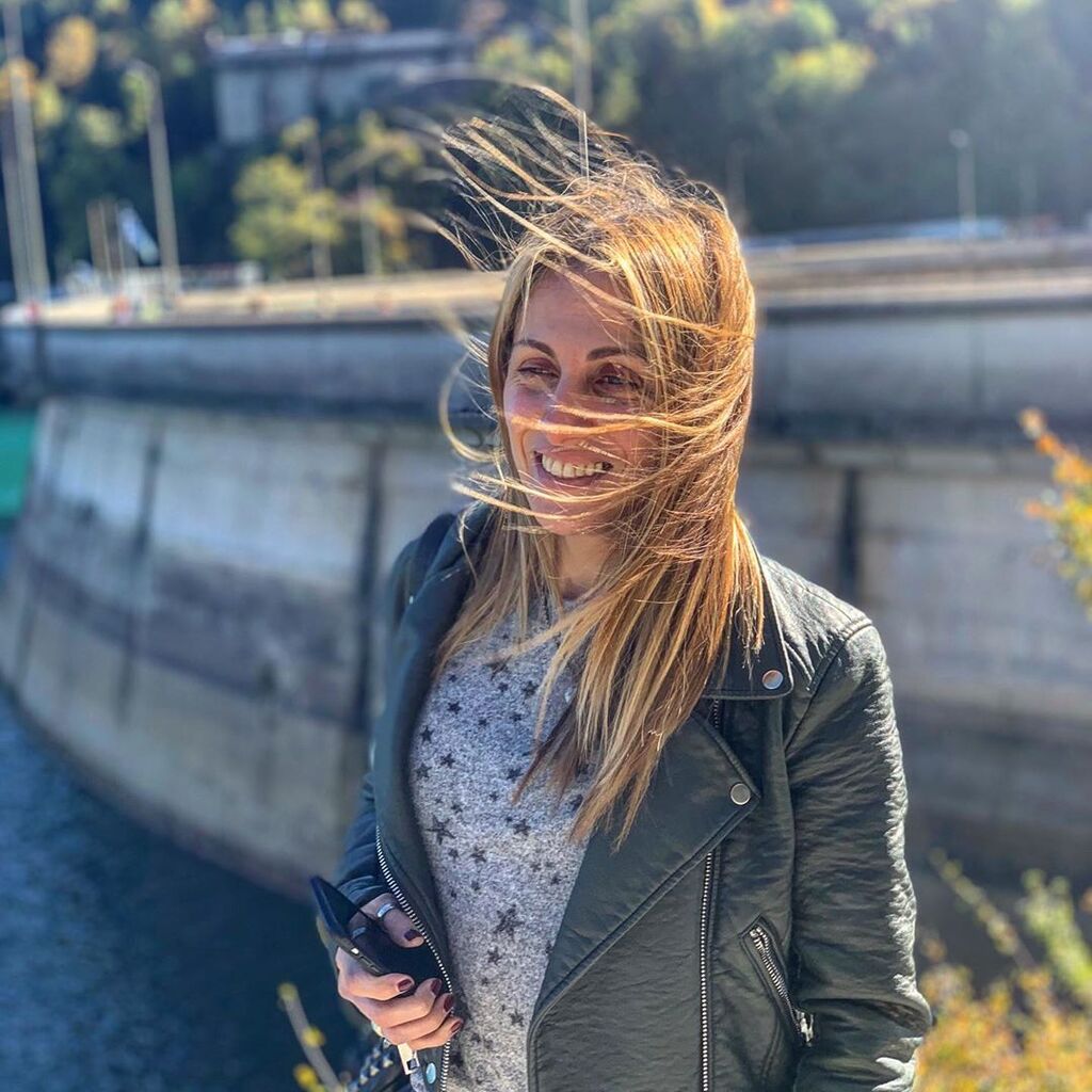 Η Ντορέττα Παπαδημητρίου ποζάρει με την κούκλα αδερφή της (pics)