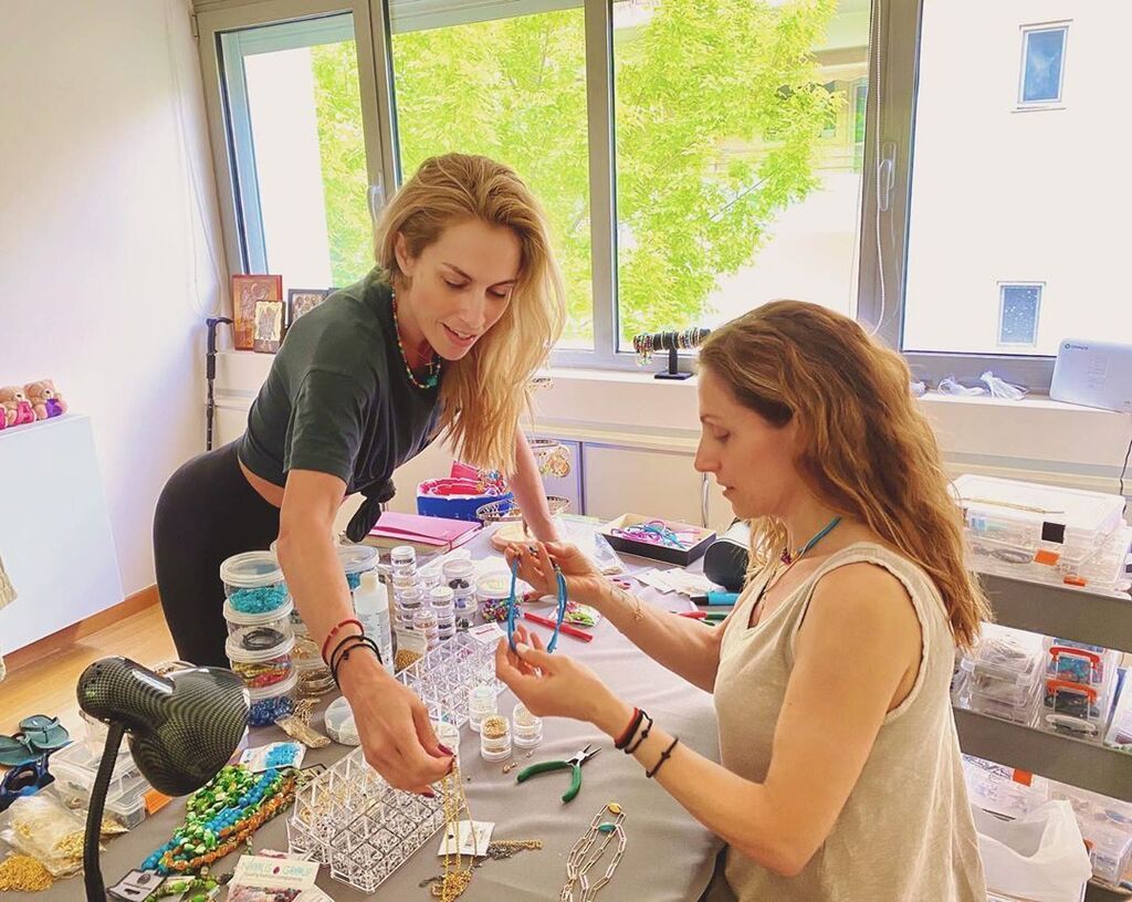 Η Ντορέττα Παπαδημητρίου ποζάρει με την κούκλα αδερφή της (pics)