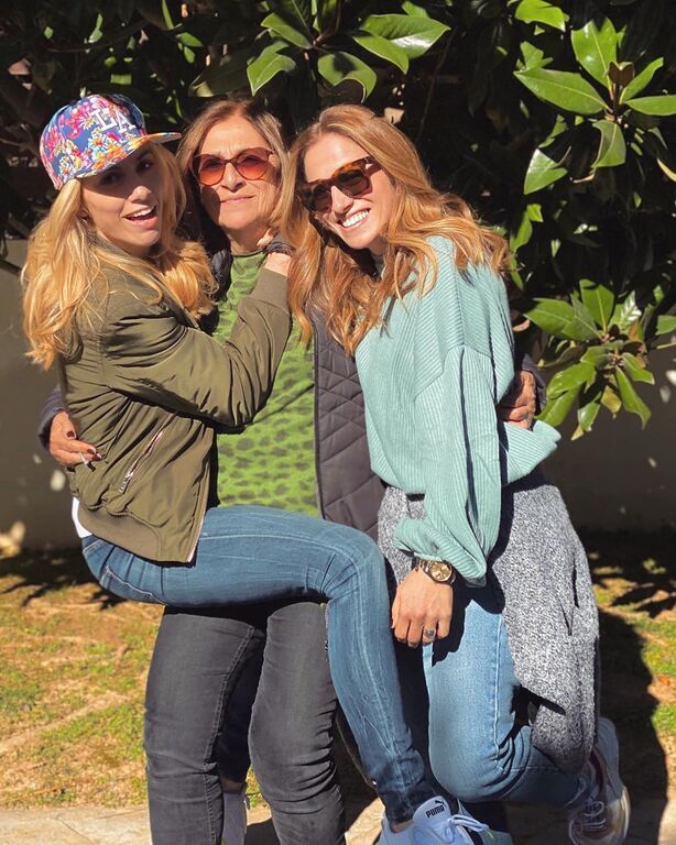 Η Ντορέττα Παπαδημητρίου ποζάρει με την κούκλα αδερφή της (pics)