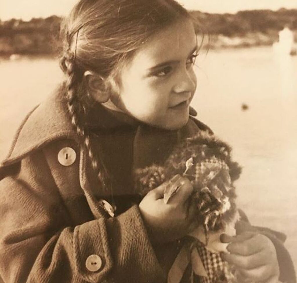 Κι όμως αυτό το κοριτσάκι είναι πασίγνωστη Ελληνίδα ηθοποιός - Την αναγνωρίζετε; (pics)