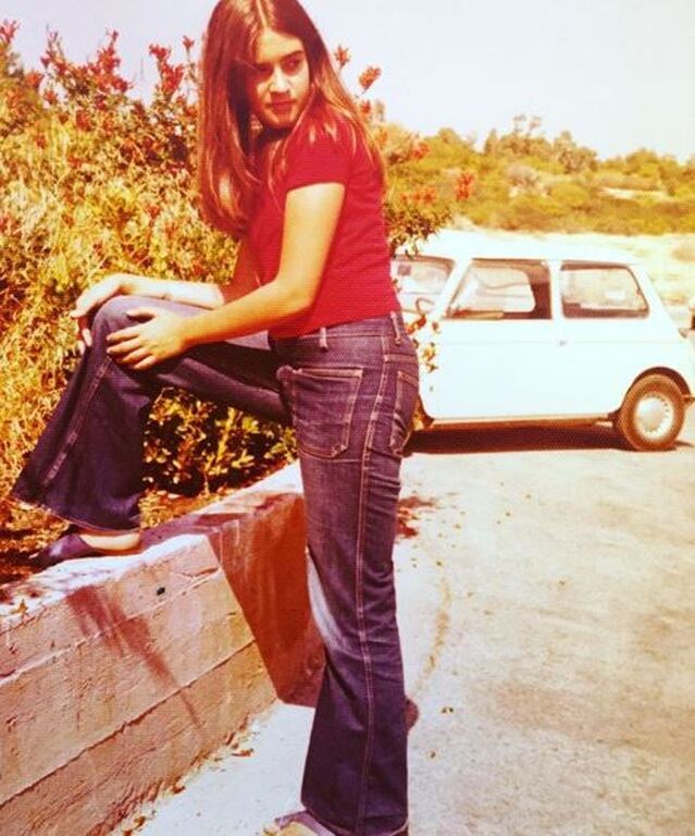 Κι όμως αυτό το κοριτσάκι είναι πασίγνωστη Ελληνίδα ηθοποιός - Την αναγνωρίζετε; (pics)