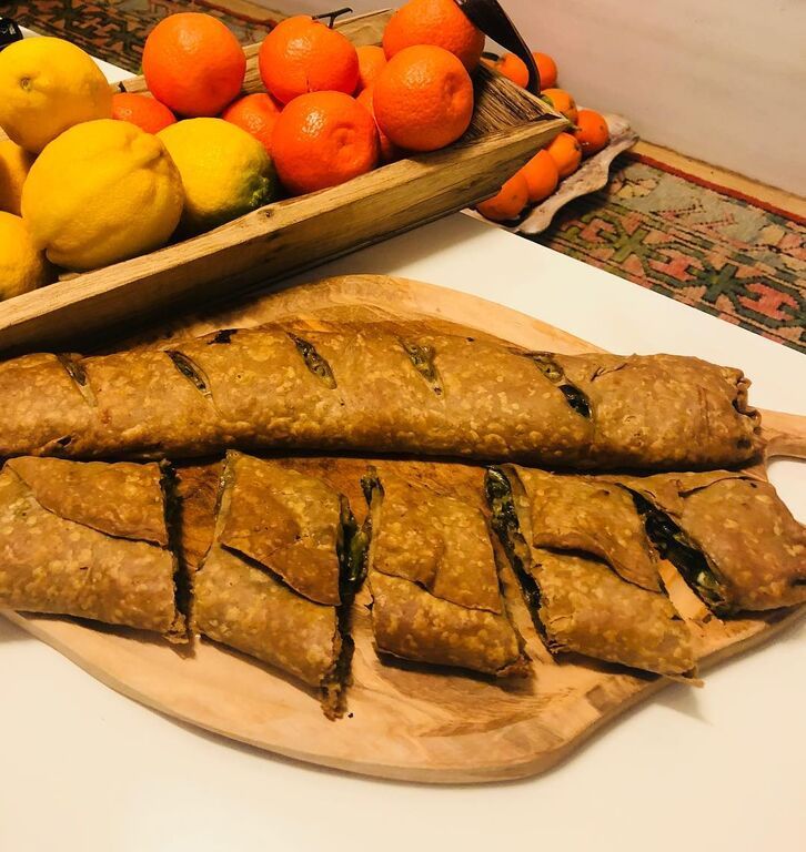 "Έχετε φάει σπανακόπιτα με μαύρο φύλλο χωριάτικο??? Πάντα με τη συνταγή της μαμάς σε μπαστουνακια για να μπαίνουν κ στη κατάψυξη ‼️" είχε γράψει η ίδια ποστάροντας την σπανακοπιτά της.