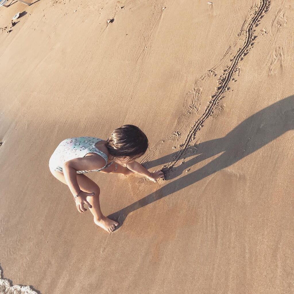 Γνωστός Έλληνας μπαμπάς ντύθηκε ασορτί με την κόρη του και βγήκαν βόλτα (pics)