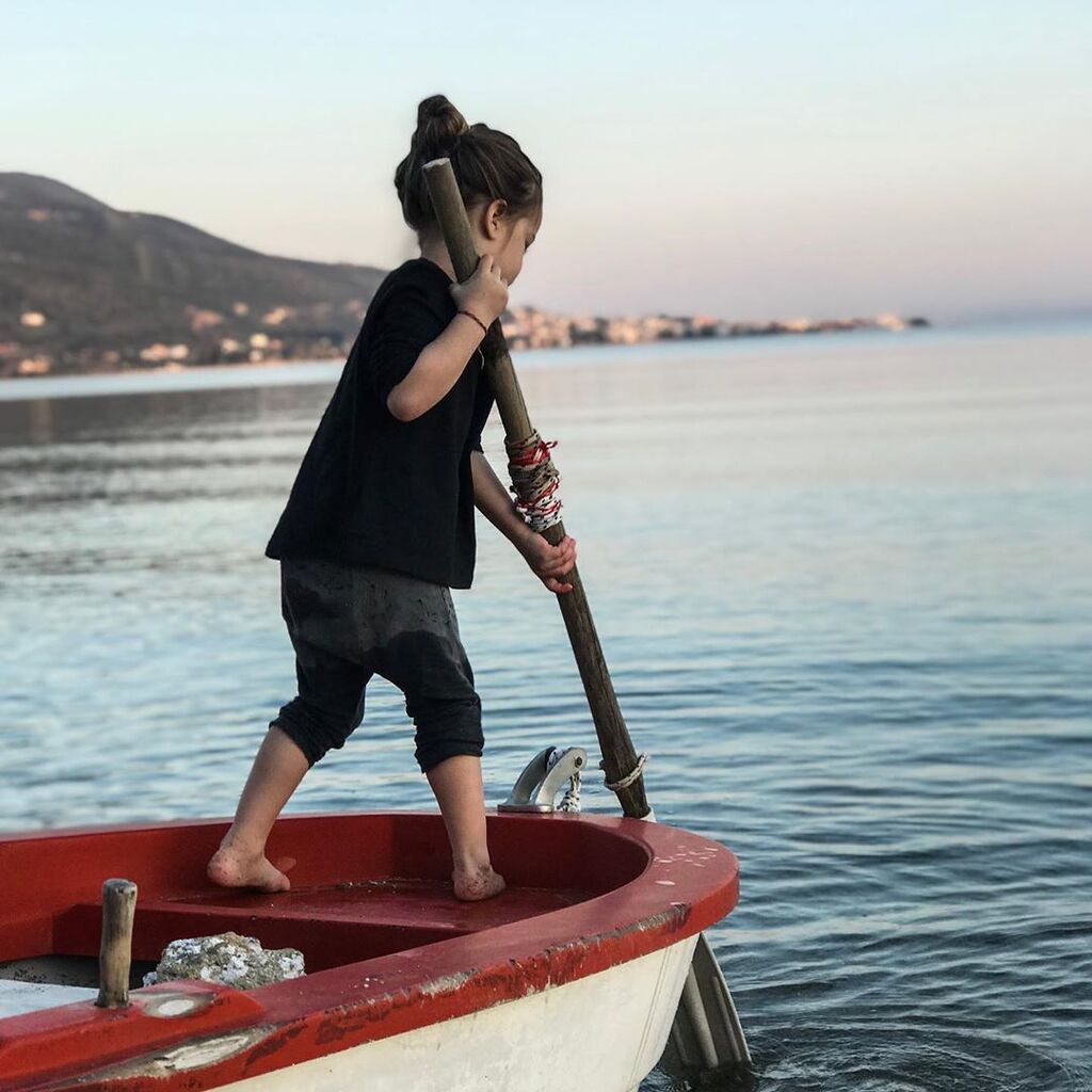 Γνωστός Έλληνας μπαμπάς ντύθηκε ασορτί με την κόρη του και βγήκαν βόλτα (pics)