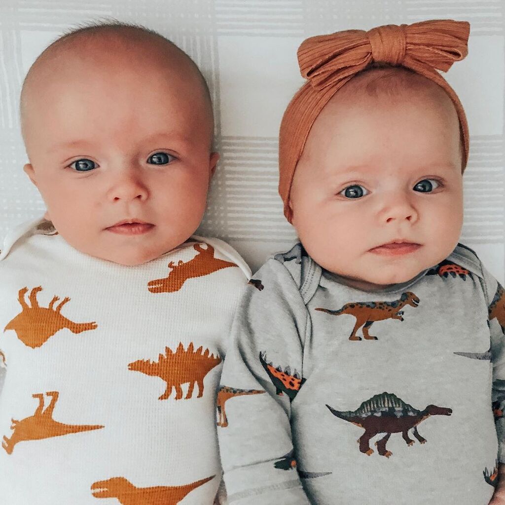 Μαμά διδύμων βγάζει τα μωρά της τις πιο απίθανες φωτογραφίες (pics)