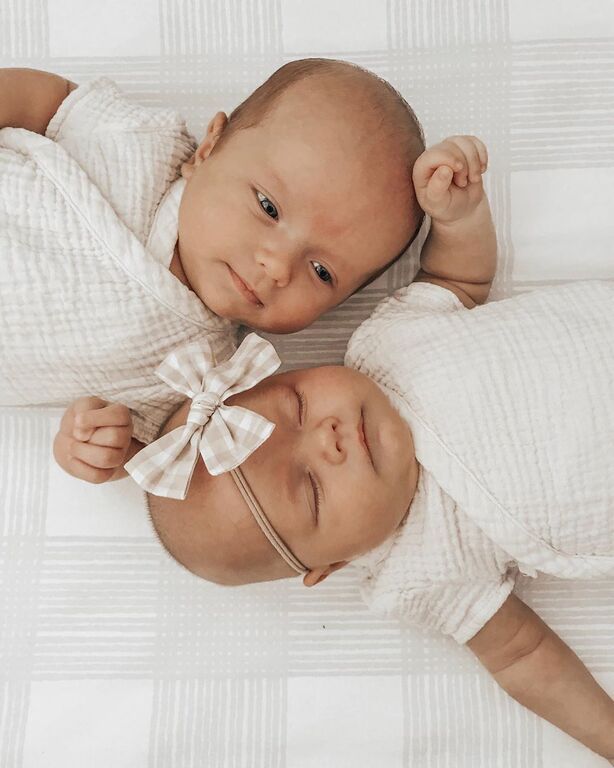 Μαμά διδύμων βγάζει τα μωρά της τις πιο απίθανες φωτογραφίες (pics)