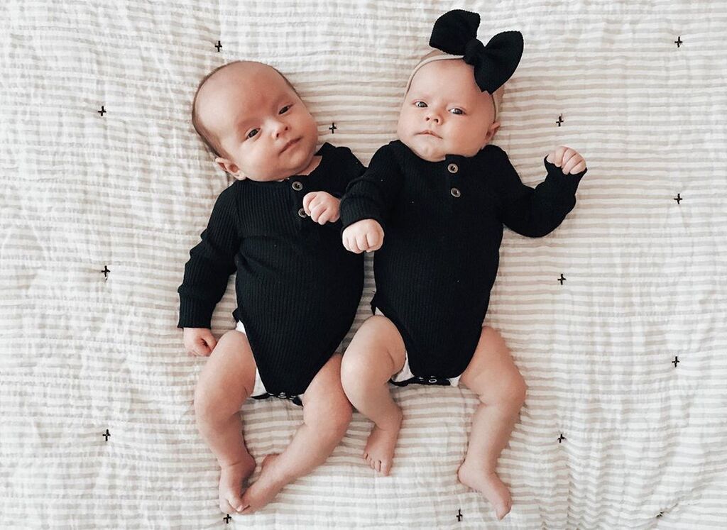 Μαμά διδύμων βγάζει τα μωρά της τις πιο απίθανες φωτογραφίες (pics)