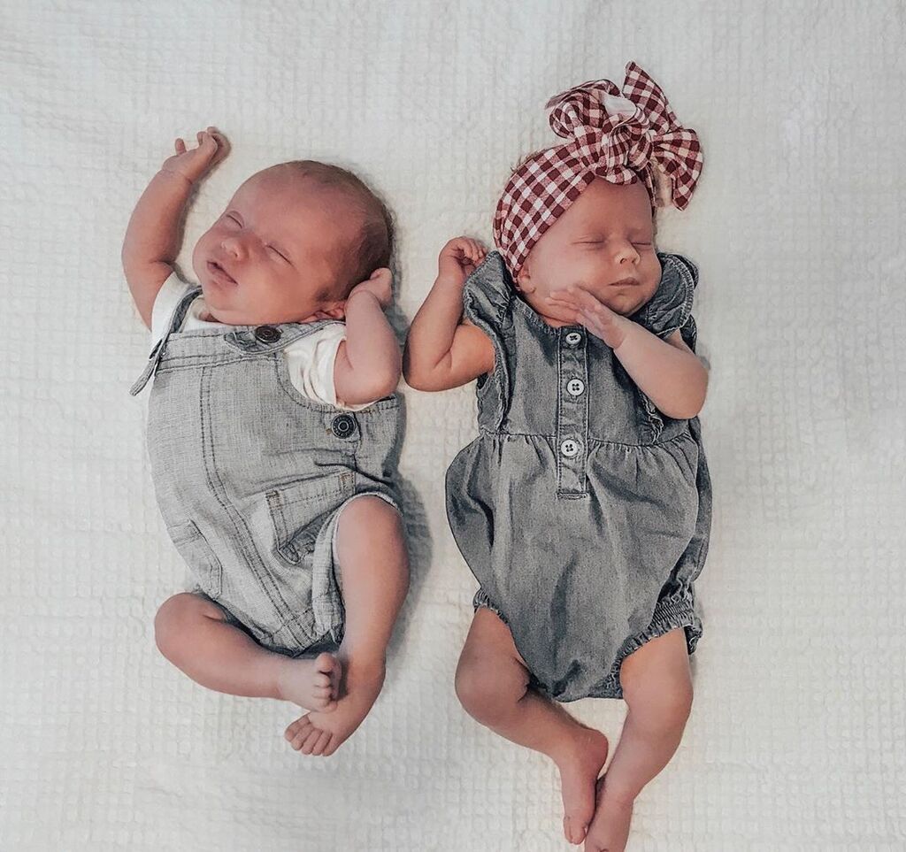 Μαμά διδύμων βγάζει τα μωρά της τις πιο απίθανες φωτογραφίες (pics)