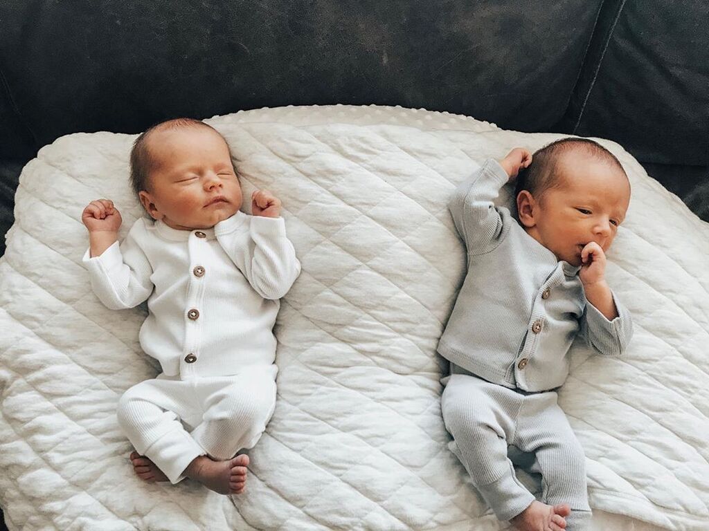 Μαμά διδύμων βγάζει τα μωρά της τις πιο απίθανες φωτογραφίες (pics)