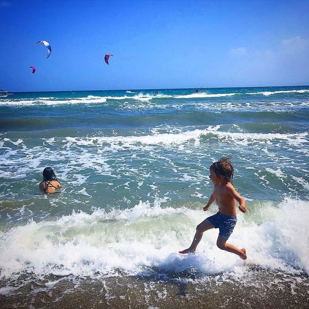 Αρίωνας & Αέλια: Τα παιδιά της Κατερίνας Καραβάτου σε τρελές βουτιές