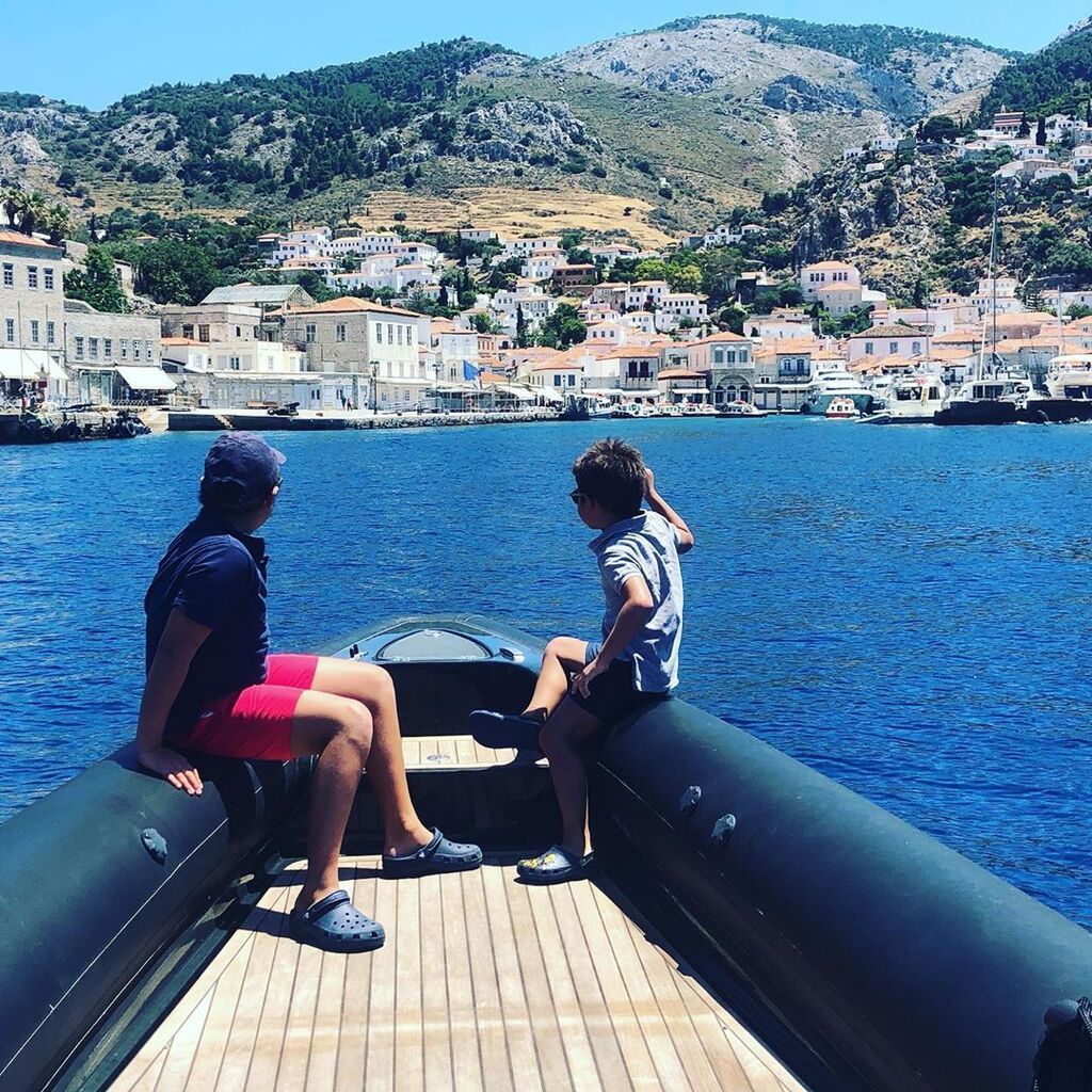 Γιώργος Λιάγκας: Πήρε τους γιους του και ταξίδεψε στην Ύδρα «Μικροι καπεταναιοι... #ydra #fatherandson»