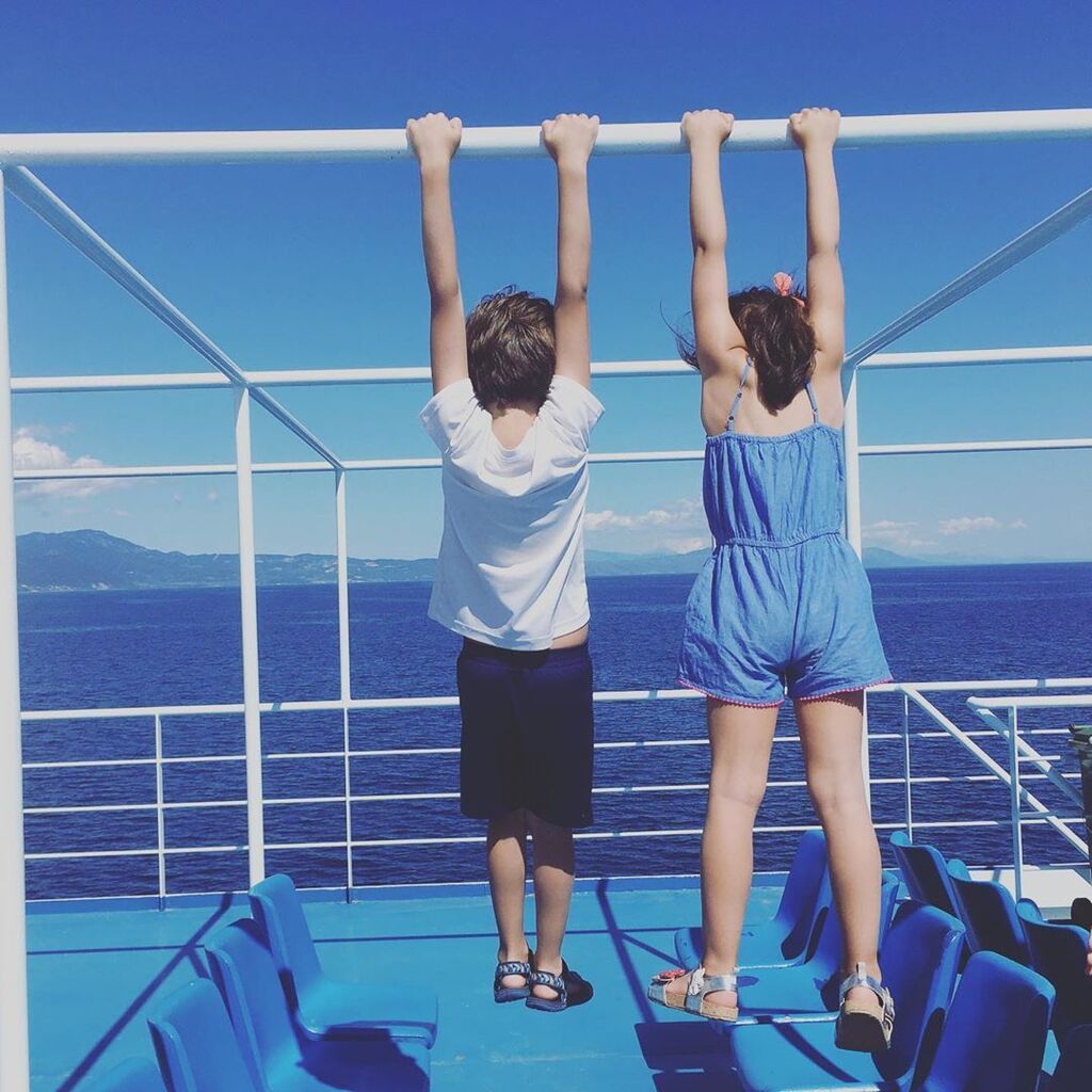 H Έμιλυ Κόλιανδρη «ξέφυγε» και εκείνη από την καθημερινότητα για λίγες μέρες, έχοντας στο πλευρό της τα παιδιά και τον σύζυγό της. «Hello summer»