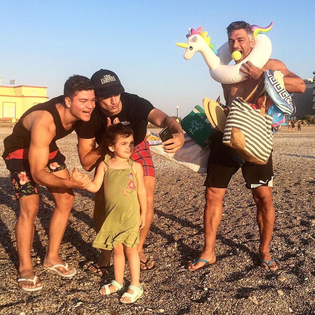 Πώς μοιάζει να είσαι κορίτσι και να έχεις μεγαλύτερα αδέρφια; (pics)