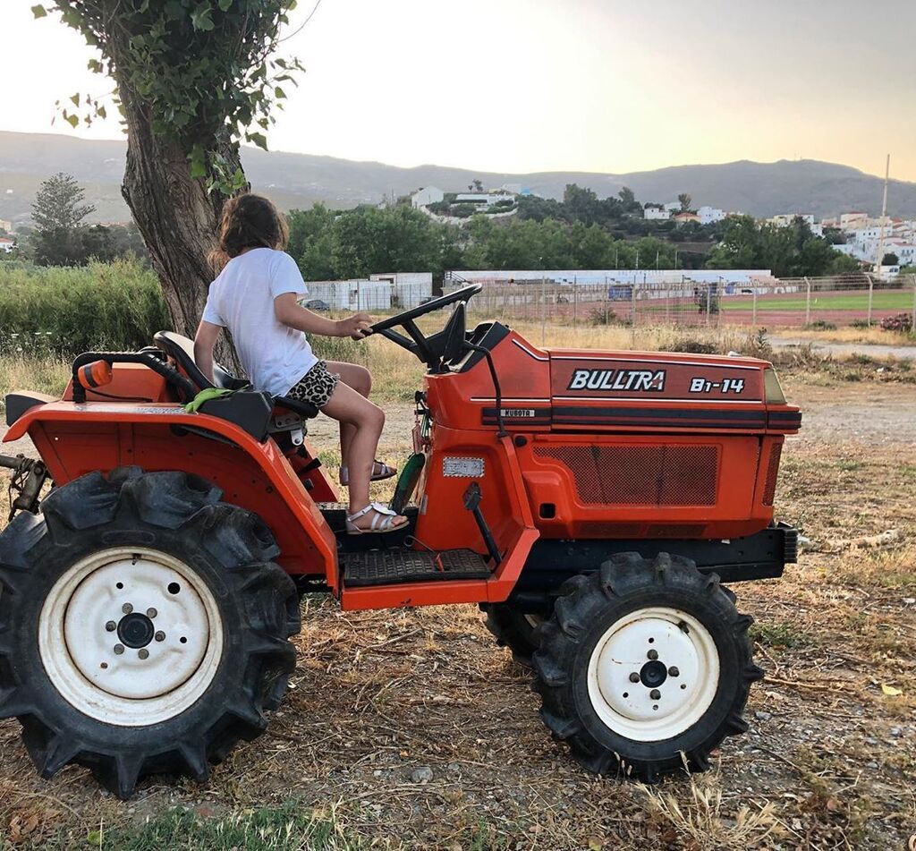 Ποιος γνωστός Έλληνας μπαμπάς φωτογράφισε την κόρη του πάνω σε τρακτέρ;