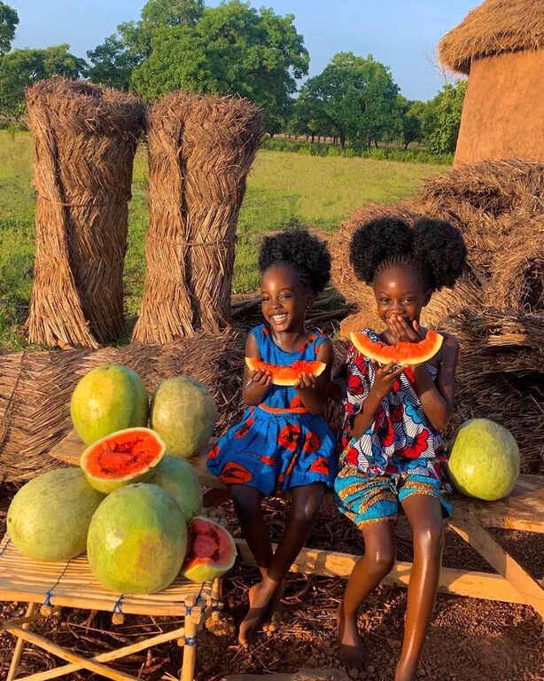 Hamamat: Το εξωτικό μοντέλο ποζάρει με τις κόρες του (pics)