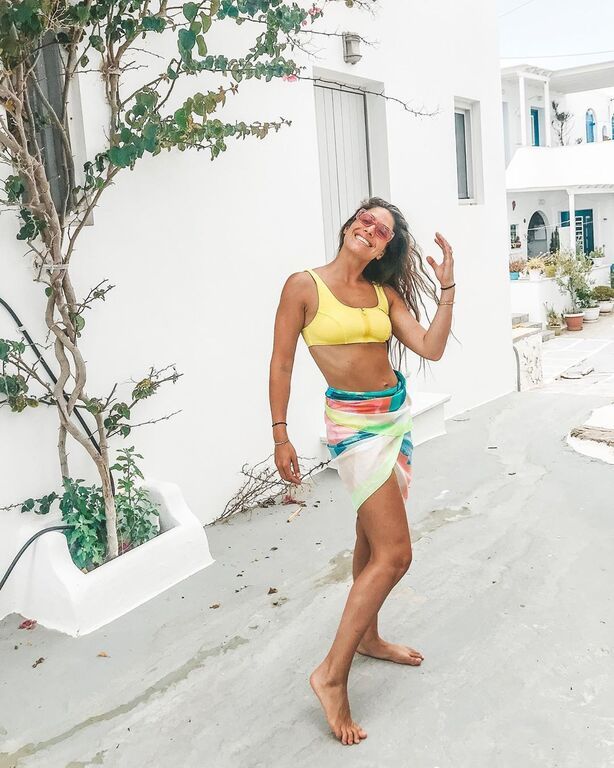 Απίστευτο!  Η 3χρονη κόρη Ελληνίδας μαμάς κάνει surf!