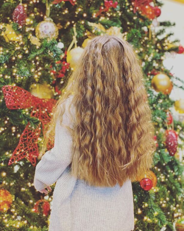 Υβόννη Μπόσνιακ: Η κόρη της κοιμάται σε αιώρα στην παραλία (pics) 