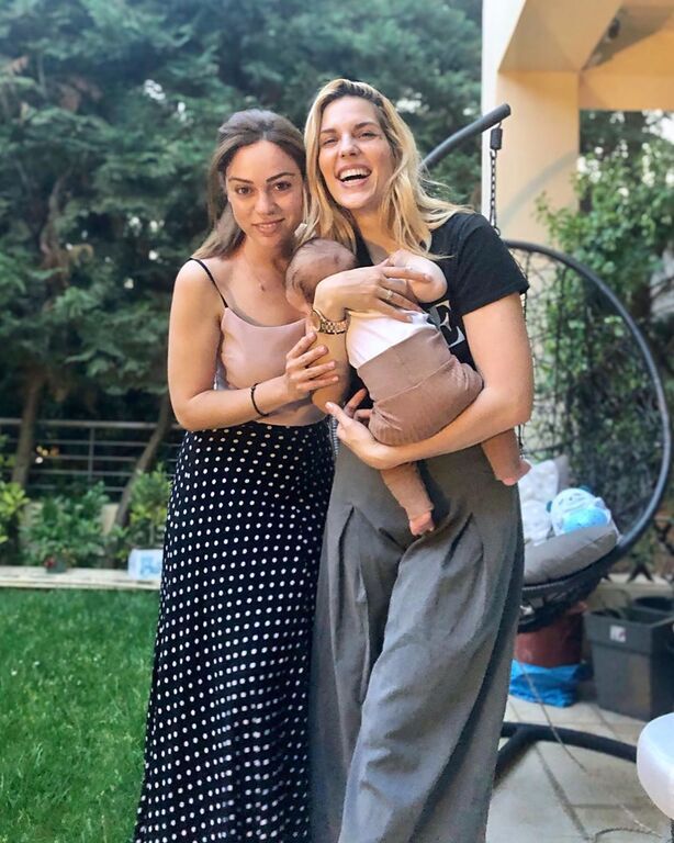 Ύπνε που παίρνεις τα παιδιά:Ελληνίδα μαμά κοιμάται στο πλευρό του γιου της