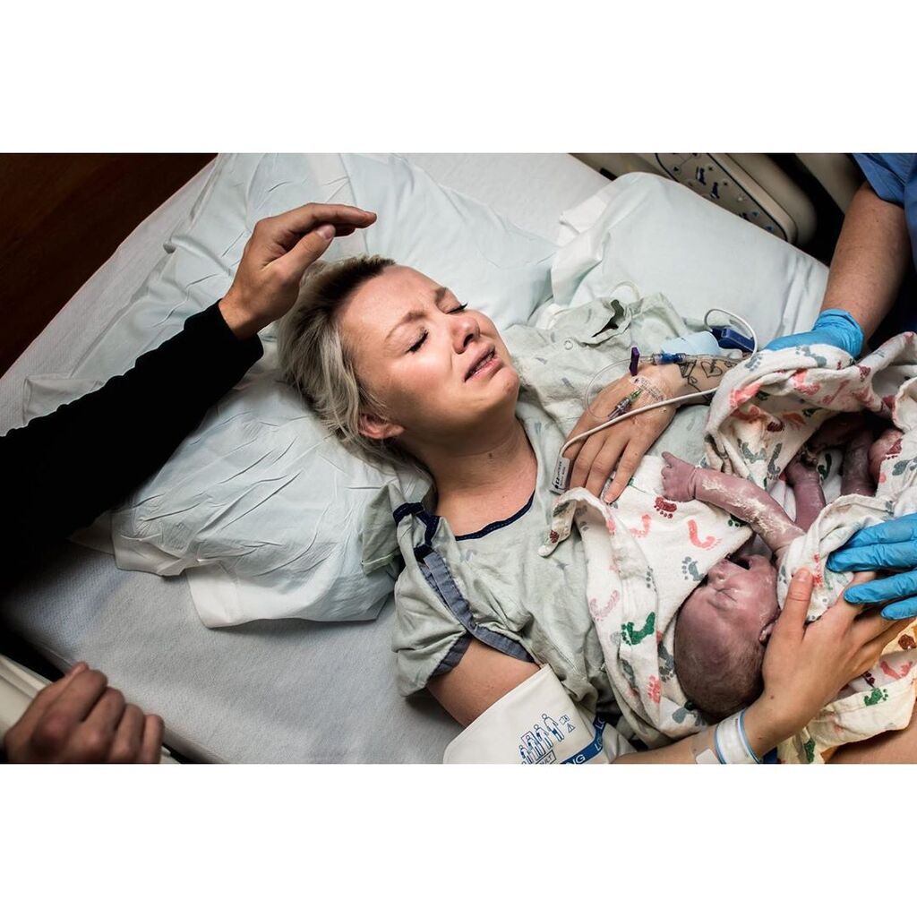 Μαμάδες κρατούν στην αγκαλιά το νεογέννητο μωρό τους και ξεσπούν σε κλάματα 