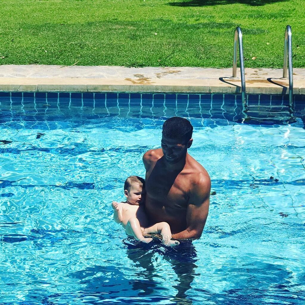 Μάνος Πανταζής: Παιχνίδια στην πισίνα με την μόλις 10 μηνών κορούλα του