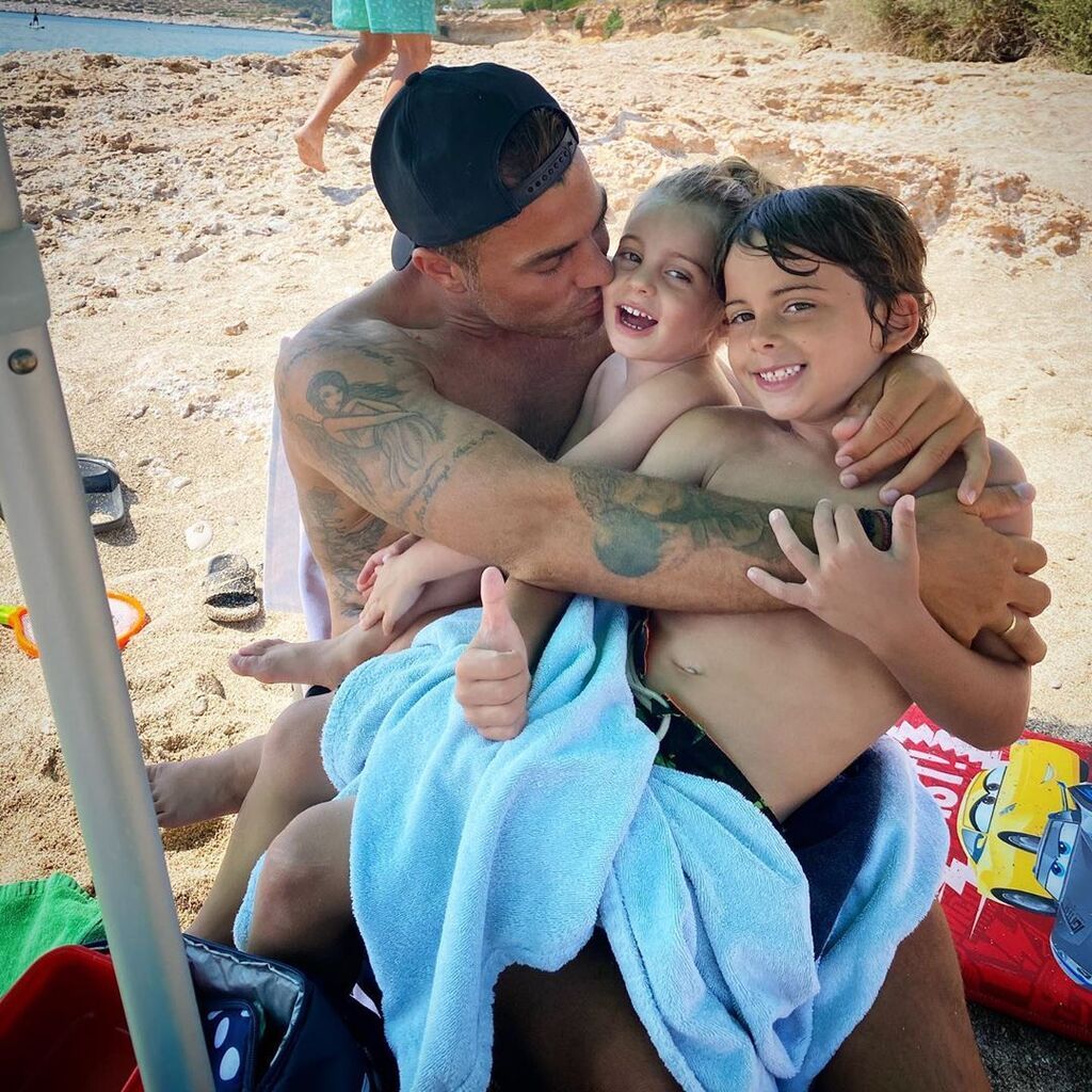 Στέλιος Χανταμπάκης: Παιχνίδια στη θάλασσα με τα παιδιά του - Δείτε φώτο