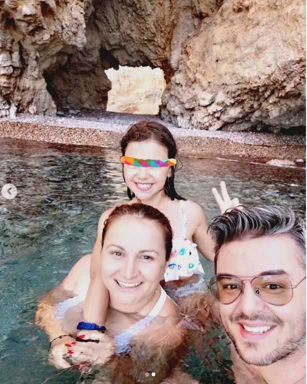 Πέτρος Πολυχρονίδης: Στη θάλασσα με την κούκλα κόρη του (pics)