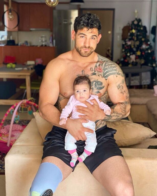 Ετεοκλής Παύλου: Δείτε τον να γυμνάζεται με την 10 μηνών κόρη του