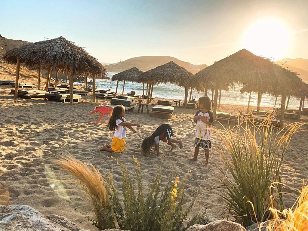 Σοφία Καρβέλα: Στιγμιότυπα με τους γιους της από τις καλοκαιρινές της διακοπές. 