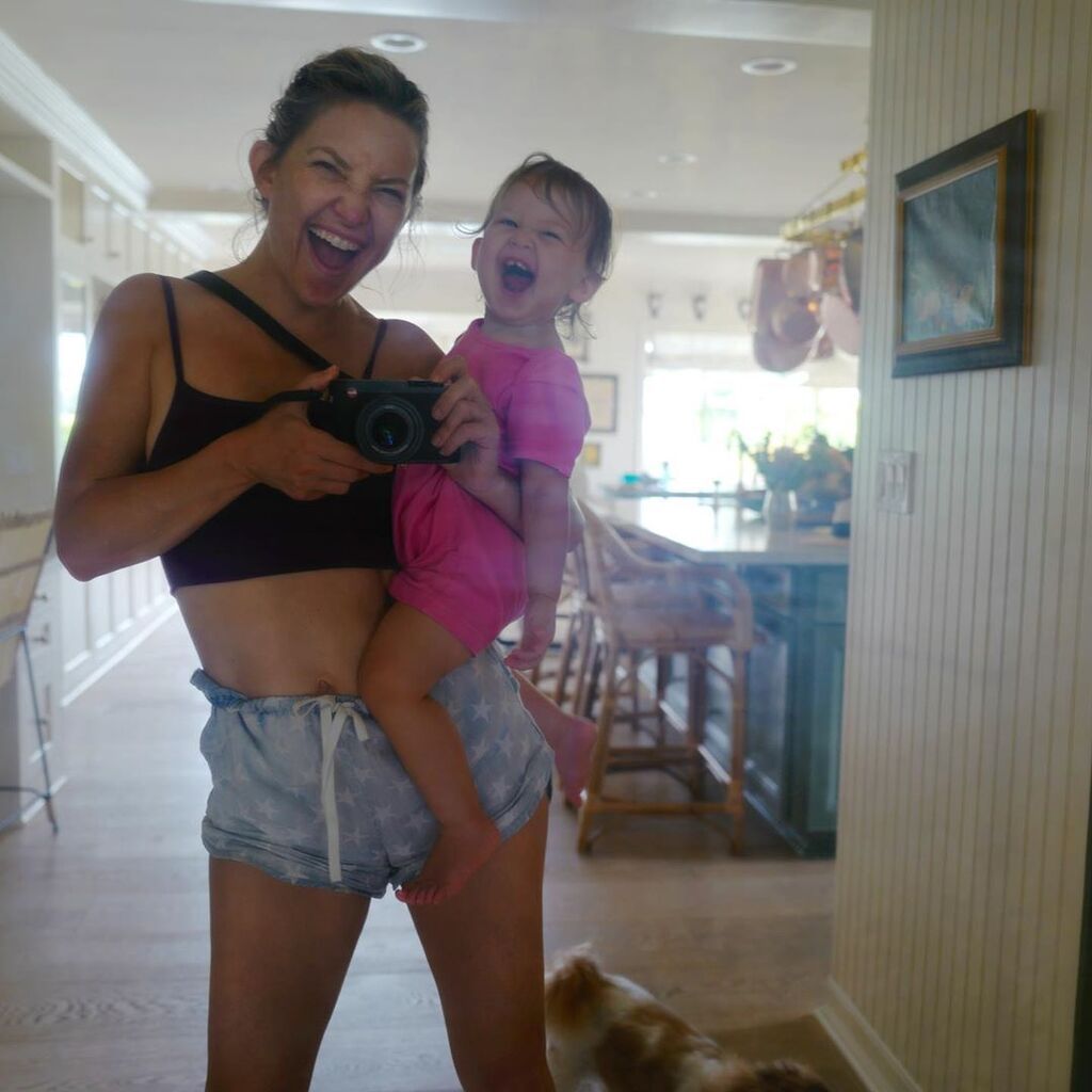 Στην μπανιέρα με την κορούλα της πασίγνωστη ηθοποιός (pics)