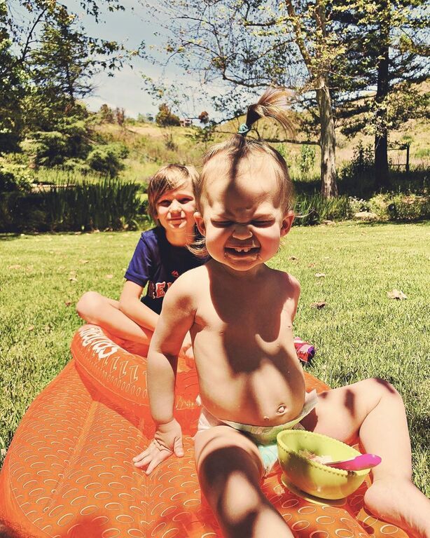 Στην μπανιέρα με την κορούλα της πασίγνωστη ηθοποιός (pics)