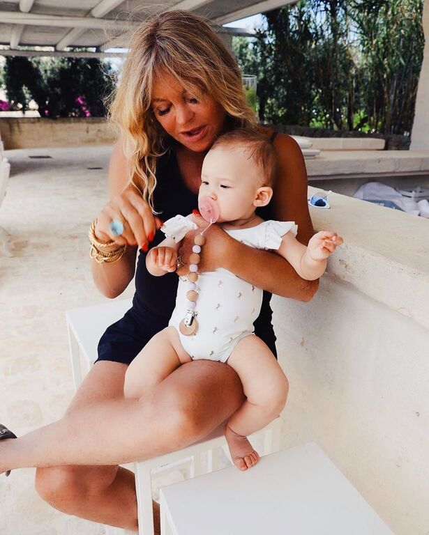 Στην μπανιέρα με την κορούλα της πασίγνωστη ηθοποιός (pics)