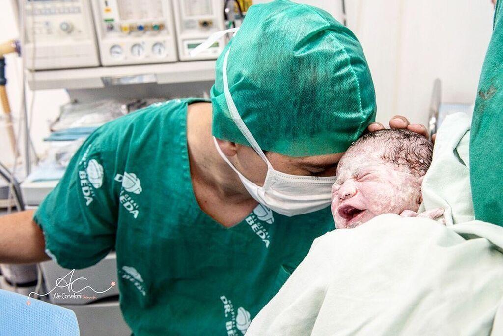 Οι απίθανες εκφράσεις μπαμπάδων όταν βλέπουν το μωρό τους για πρώτη φορά