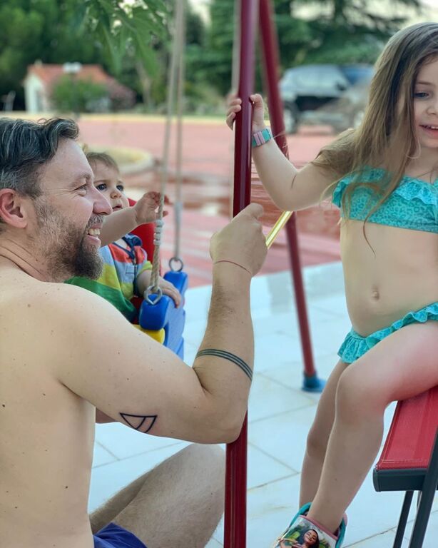 Πιο όμορφη από ποτέ η Ελληνίδα μαμά - Στην παραλία με τα παιδιά της (pics)