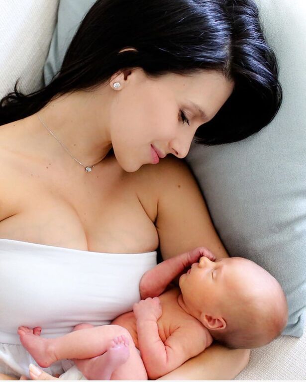 Διάσημη εγκυμονούσα μας δείχνει την κοιλίτσα της στον 8ο μήνα εγκυμοσύνης