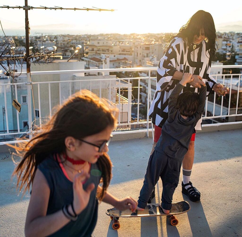 Ζενεβιέβ Μαζαρί: Χορεύει μέσα στο δρόμο με τα παιδιά της και γίνεται viral