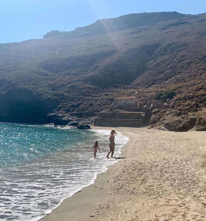 Ελένη Μενεγάκη: Νέες φώτο - Δείτε τη να παίζει στη θάλασσα με την κόρη της