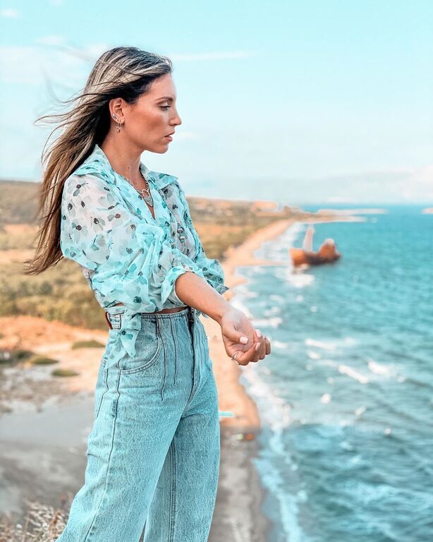 ή ένα loose jean όπως η Αθηνά Οικονομάκου