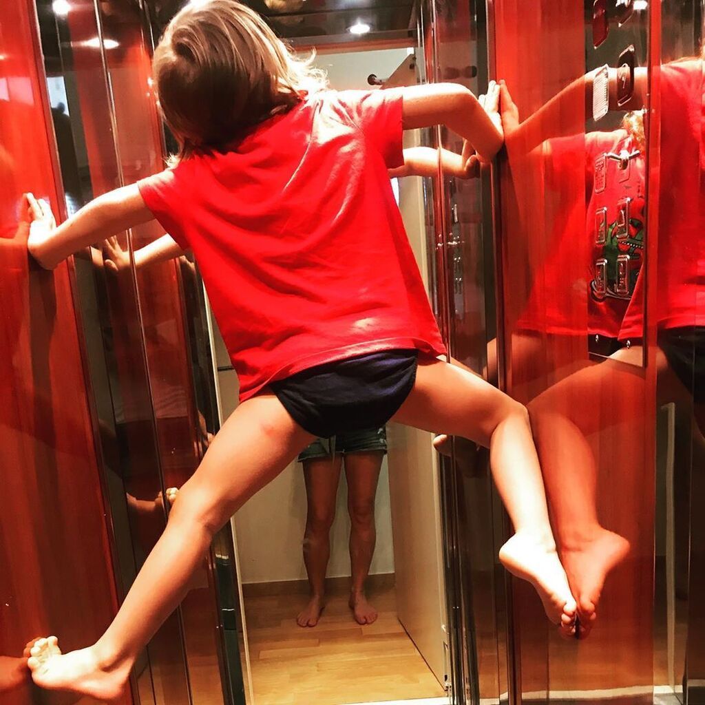 Κατερίνα Καραβάτου: Έτσι δεν την έχετε ξαναδεί με τον γιο της, Αρίωνα 