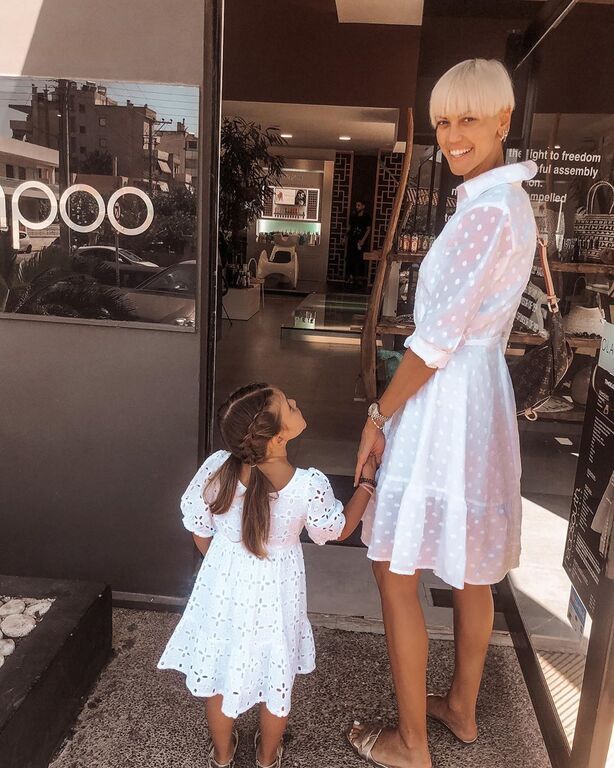 Mini me: Ελληνίδα μαμά και κόρη ποζάρουν μαζί μετά από καιρό