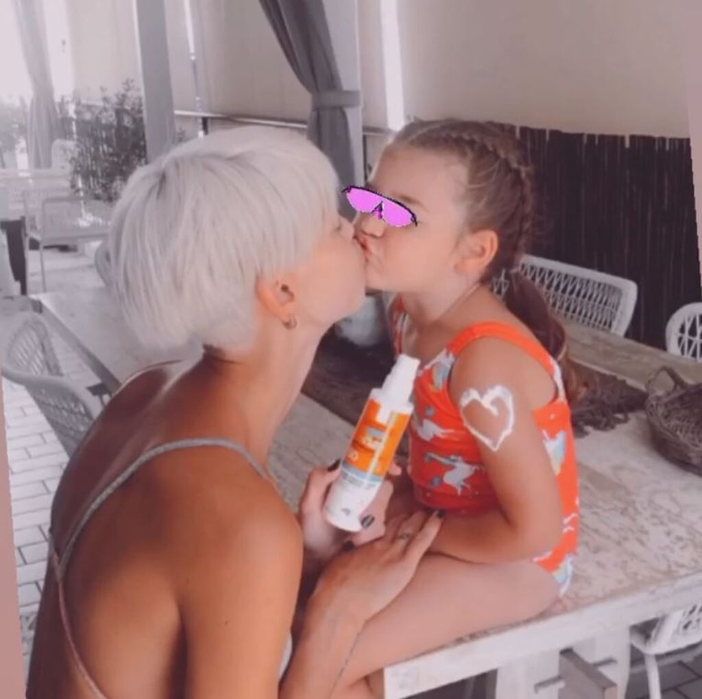 Mini me: Ελληνίδα μαμά και κόρη ποζάρουν μαζί μετά από καιρό