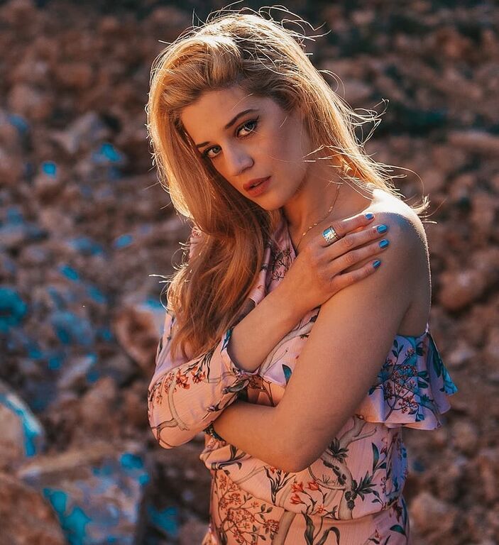 Έντονο γαλάζιο όπως η Τζένη Θεωνά