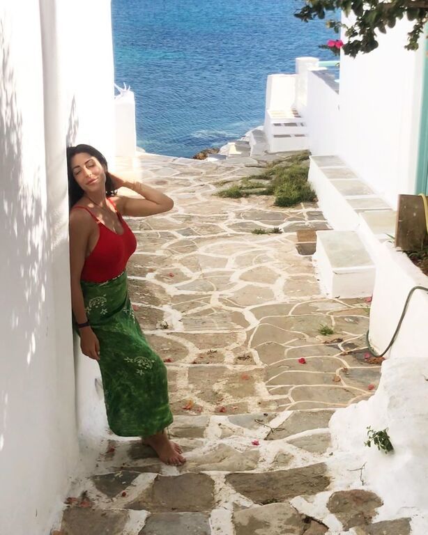 Γνωστή παρουσιάστρια φωτογράφισε την κόρη της στον κήπο με μαγιό 