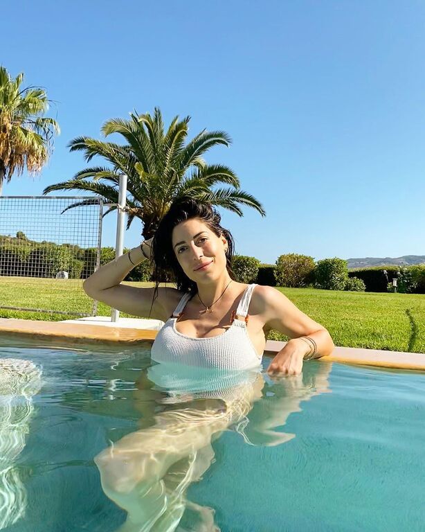 Γνωστή παρουσιάστρια φωτογράφισε την κόρη της στον κήπο με μαγιό 