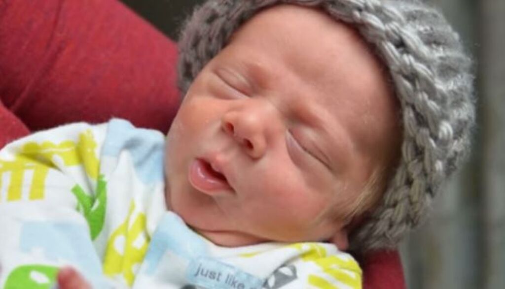 Υπέροχο! 86χρονος έμαθε να πλέκει για να φτιάξει σκουφάκια σε πρόωρα μωρά